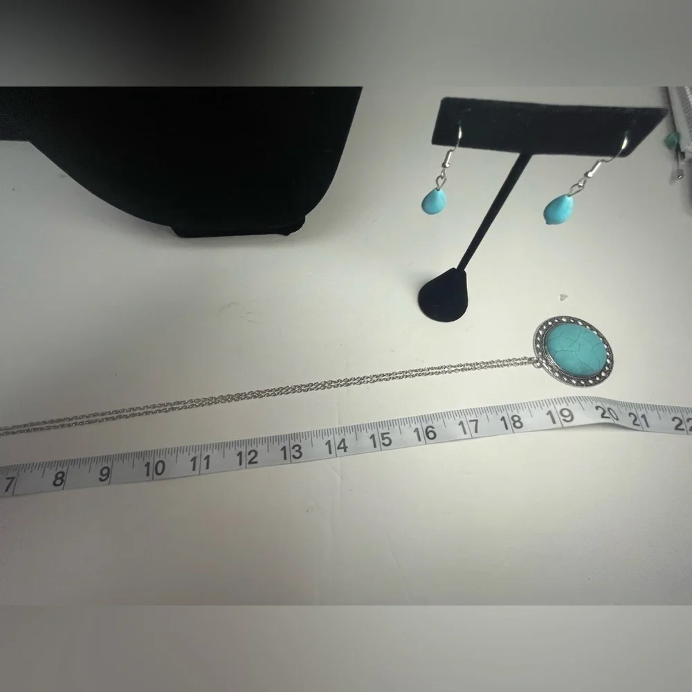 Very long silver tone chain with faux turquoise round pendant and earrings - Picture 5 of 6